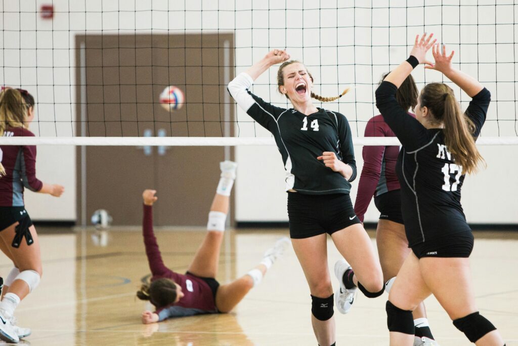 Jugadoras celebrando punto en voleibol pista