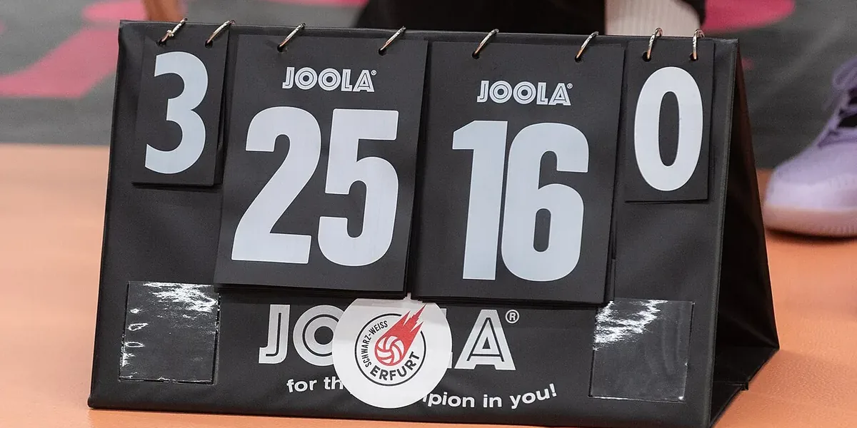 Marcador de mesa de voleibol con 3 sets a 0 en los extremos y 25 a 16 puntos en el centro