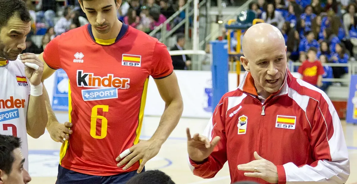 El seleccionador español Fernando Muñoz da instrucciones a sus jugadores junto a la pista