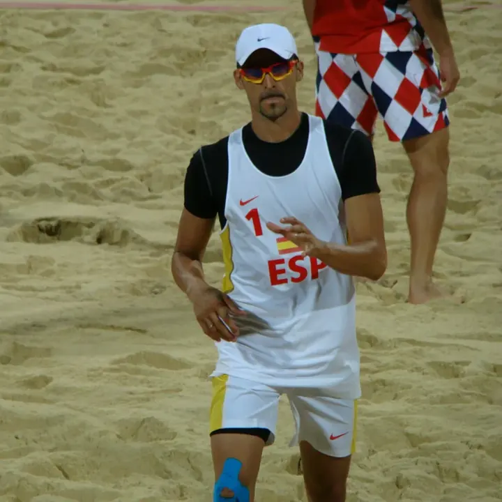 Pablo Herrera con la camiseta de España número 1 durante un partido de vóley playa en los Juegos de Londres 2012