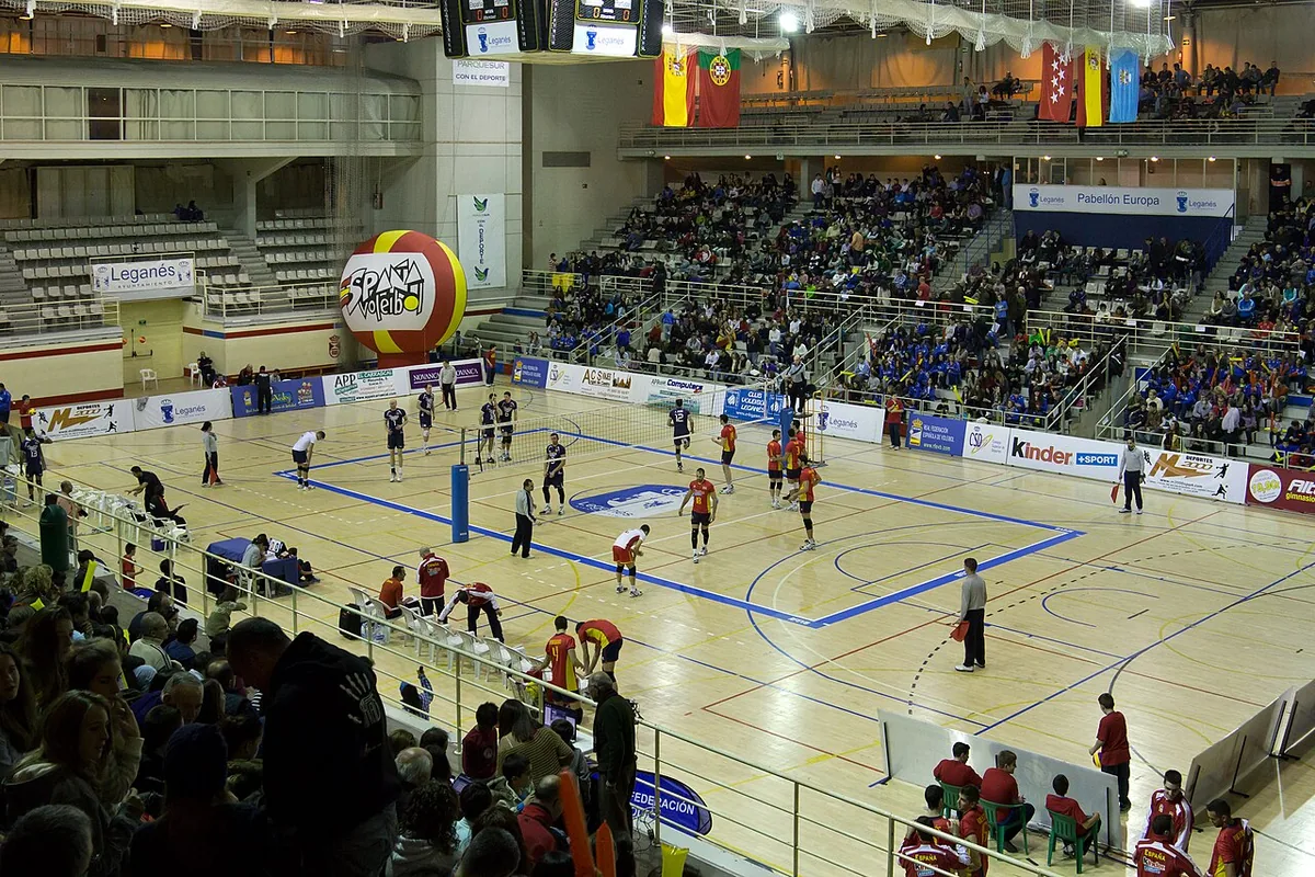 Partido de voleibol España contra Portugal en el pabellón Europa de Leganés, con la pista y la zona libre a su alrededor