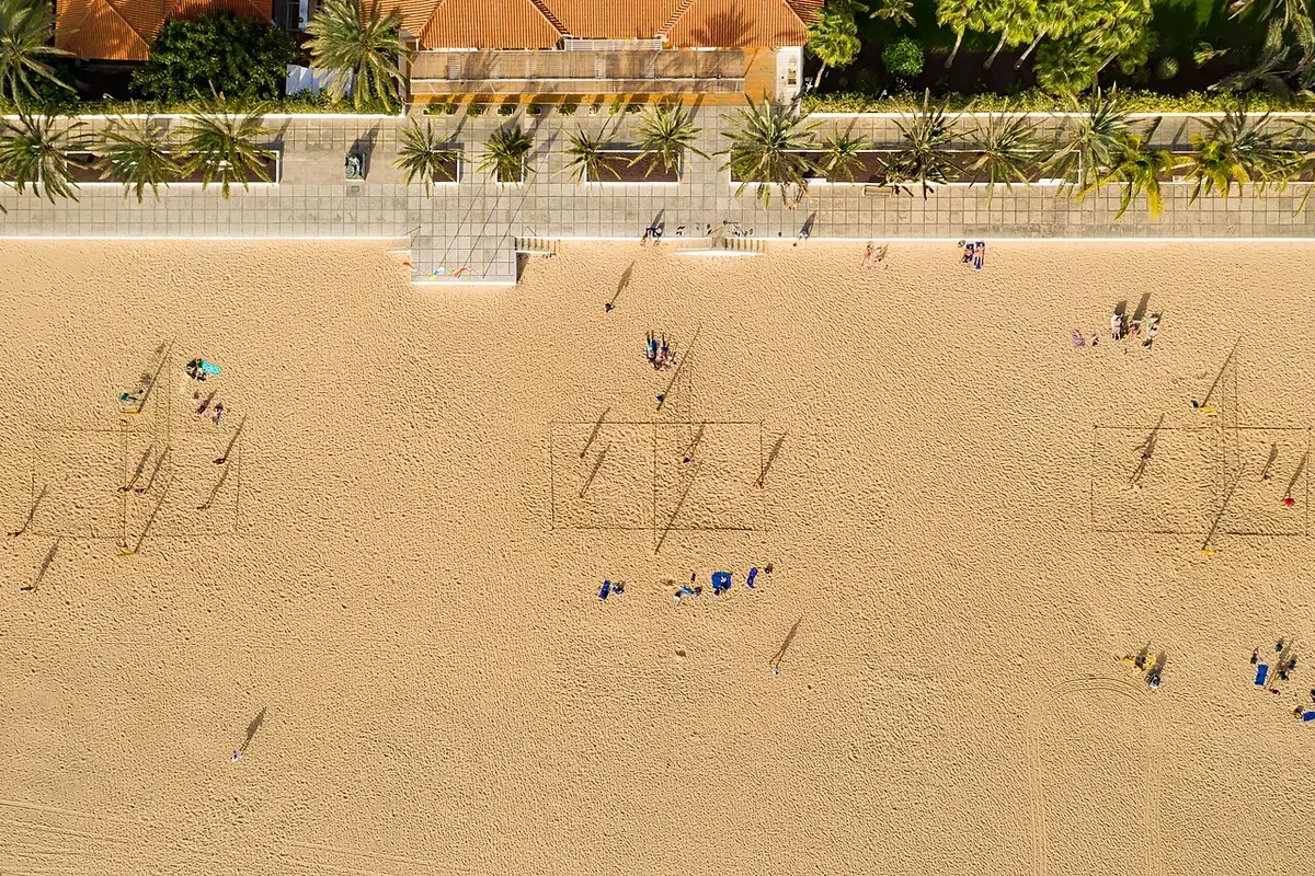Vista aérea de varias pistas de vóley playa con sus cintas y redes en la playa de Jandía, Fuerteventura