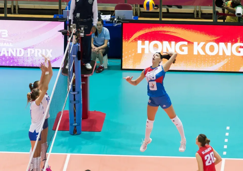 La opuesta serbia Tijana Bošković rematando con la mano izquierda ante el bloqueo rival en el Grand Prix de 2017