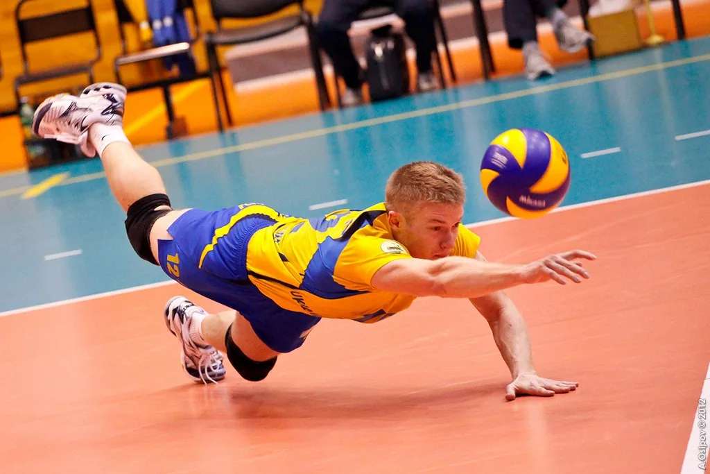 El jugador Denys Fomin se lanza en plancha para defender un balón con las rodilleras puestas