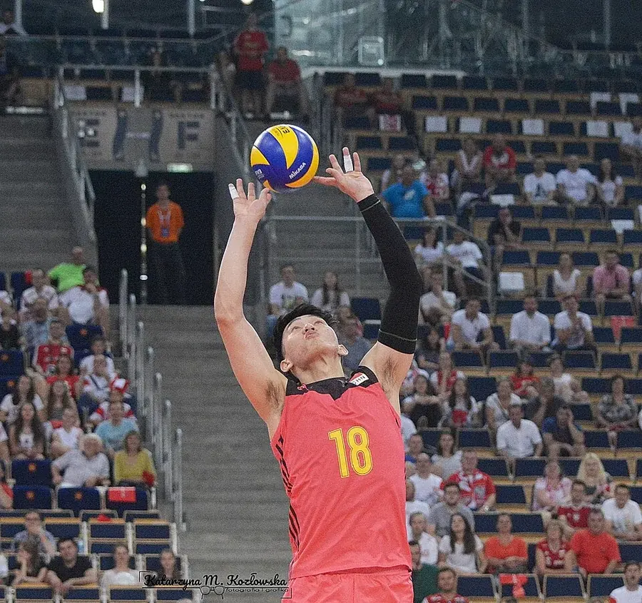 Jugador de la selección china colocando de dedos en un partido de la Liga de Naciones ante Francia