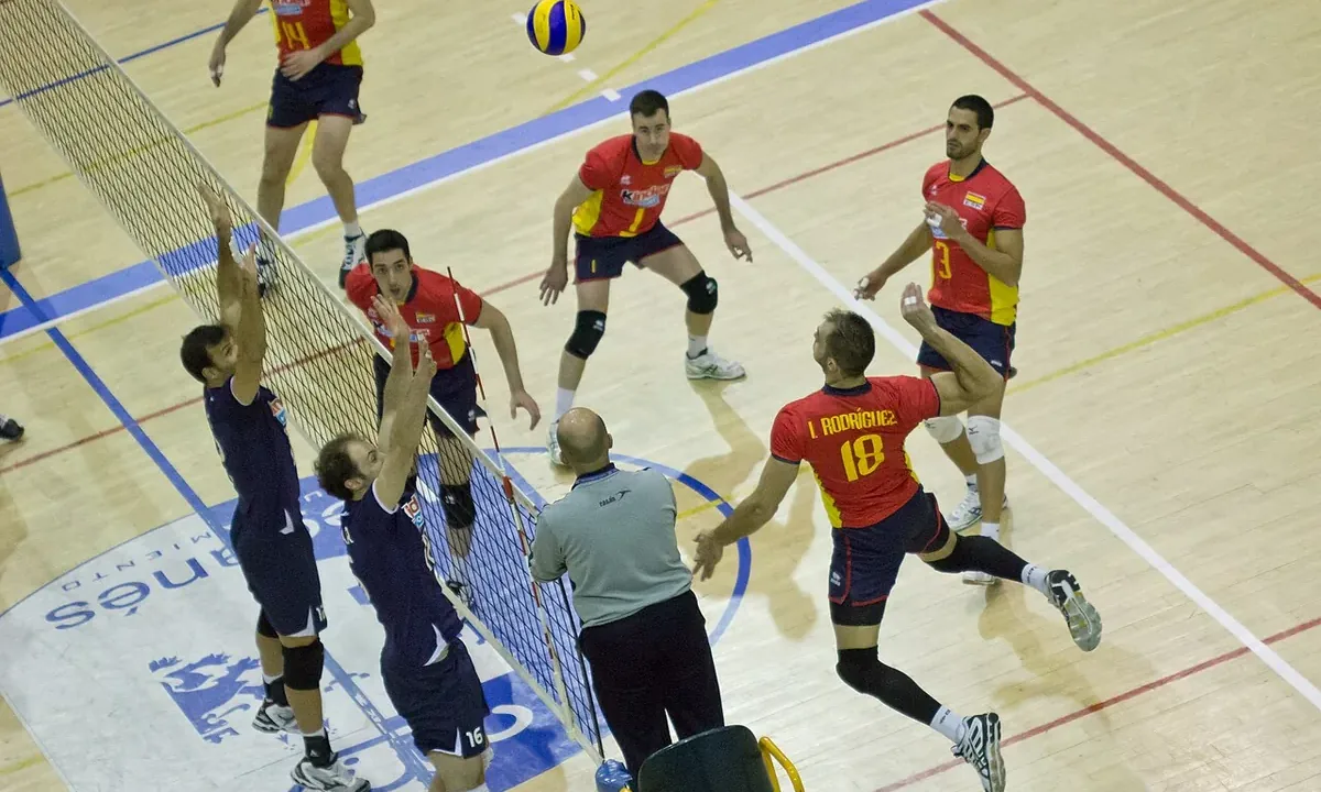 Israel Rodríguez, de la selección española, salta para rematar frente al doble bloqueo de Portugal en un partido en Leganés